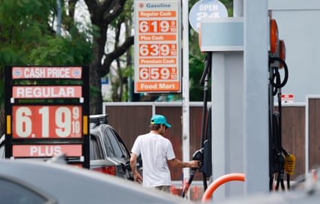 Autisti in fila ad una stazione di servizio