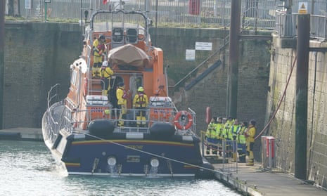 Le canot de sauvetage de Douvres retourne au port de Douvres après une vaste opération de recherche et de sauvetage lancée dans la Manche au large de Dungeness, dans le Kent.