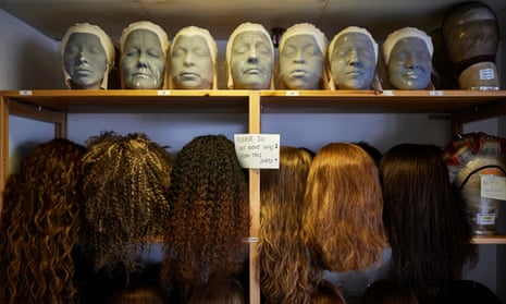 الباروكات والشعر والمكياج (WHAM)