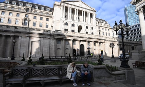Bank of England with two people eating sandwiches on a bench