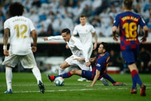 Vázquez goes past Barcelona’s Sergio Busquets in March
