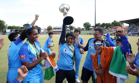Nooshin Al Khadeer célèbre sa victoire, 18 ans après avoir subi une défaite en finale de la Coupe du monde en tant que joueur.