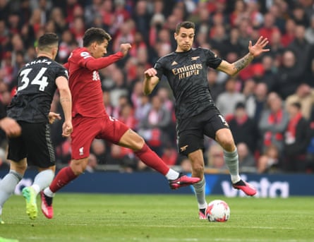 Jakub Kiwior d'Arsenal en action contre Liverpool.