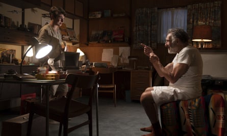Sammy (Gabriel LaBelle) with Uncle Boris (Judd Hirsch) in The Fabelmans.