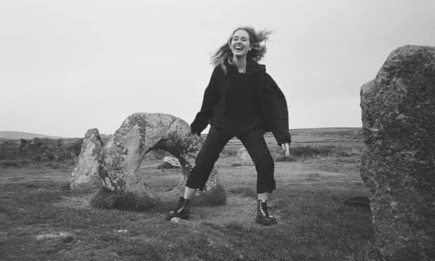 Escritor Lamorna Ash en Men-an-Tol, un monumento de la edad de bronce en el oeste de Cornwall.