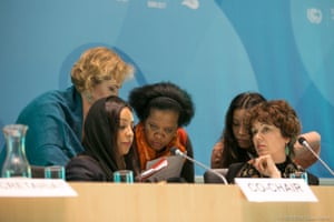 APA co-chairs Sarah Baashan, Saudi Arabia, and Jo Tyndall, New Zealand, consult with members of the Secretariat.