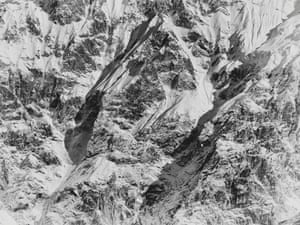 Sem título, Nepal, da série «Peak», 2019, cortesia de BildhalleNa área ao redor de Annapurna, ele escalou quase 6.000 metros.  As fotografias resultantes, agora publicadas em livro, retratam não apenas a beleza fria desta terra mística de neve, mas também a cultura gerada por condições climáticas excepcionais