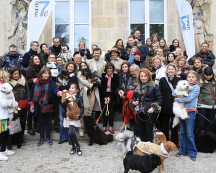 Rachida Dati surrounded by people and dogs