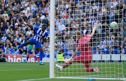 Yankuba Minteh shoots past Dan Bentley from close range