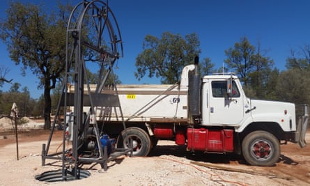 A typical opal mining set-up on a 50m by 50m claim showing a shaft drilled into the earth and a hoist used to bucket mining material from underground into a waiting truck.