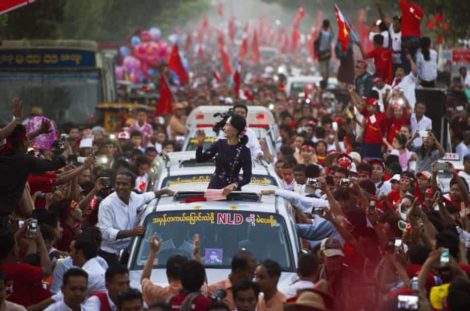 Aung San Suu Kyi travels in a motorcade towards a campaign rally for the NLD on 1 November 2015
