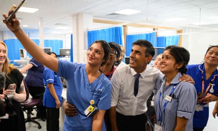 A nurse taking a selfie with Rishi Sunak and her fellow nurses