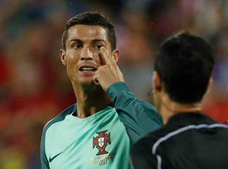 Whilst Cristiano Ronaldo lets referee Carlos Velasco Carballo know what he thinks of his decision.