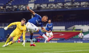 Richarlison arrondit Forster pour donner à Everton une avance rapide.