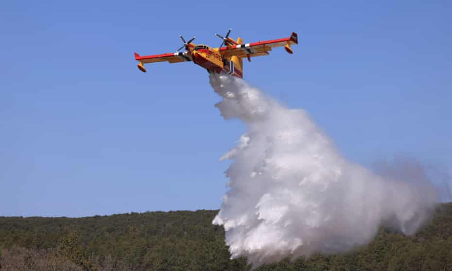 A plane drops water to combat the Hermits Peak and Calf Canyon wildfires, near Las Vegas, New Mexico.