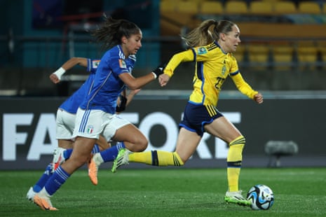 Sweden's Elin Rubensson runs with the ball as Italy's Chiara Beccari gives chase during the Women's World Cup 2023 group game at Wellington Stadium.