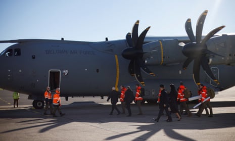 A la base aérienne de Melsbroek, des sauveteurs belges montent à bord d'un avion en route vers la Turquie.