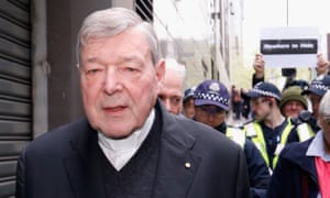 El cardenal George Pell deja el tribunal de magistrados de Melbourne en octubre después de ser acusado de citación por múltiples acusaciones de delitos sexuales históricos. 