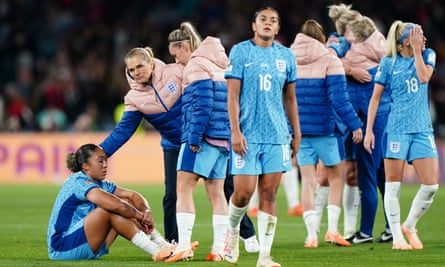 Sarina Wiegman has 'no regrets' after England fell to Spain in World Cup final | Women's World Cup 2023 1 Sarina Wiegman comforts Lauren James after the final whistle.