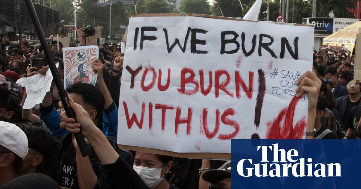 Indonesian students clash with police as protests over toxic haze escalate – video
