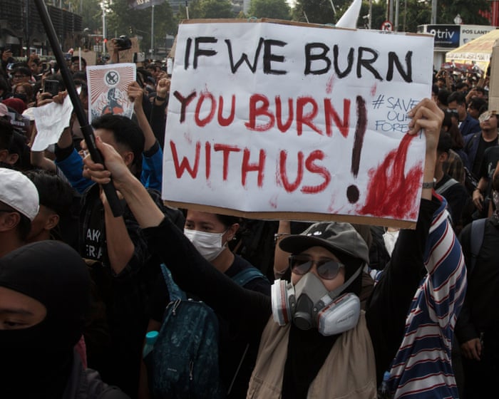 Indonesian students clash with police as protests over toxic haze escalate – video