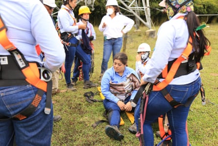La Ceja’s high altitude, combined with scaling tens of metres and carrying heavy equipment, can sometimes lead to dizzy spells among the apprentices.