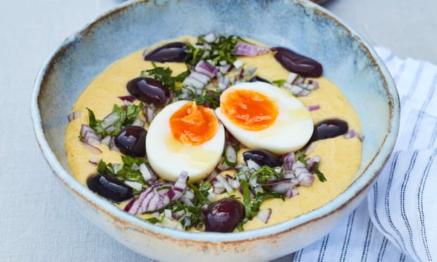 Fava bean mash, boiled egg, red onion, olives and parsley with crispbread.