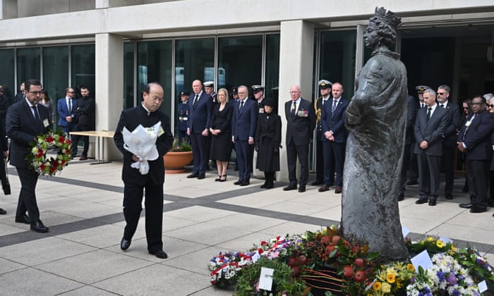 China's Ambassador to Australia Xiao Qian lays a wreath at the statue of Queen Elizabeth II at Parliament House in Canberra