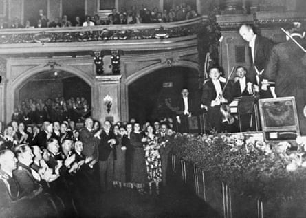 Applause after a 1933 concert by the Berlin Philharmonic and Wilhelm Furtwängler. In the front row was Herman Goering, Adolf Hitler and Josef Goebbels (left to right).