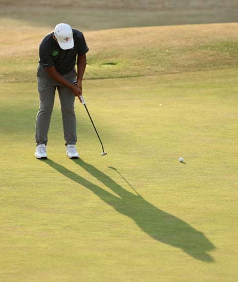 Kim Si-woo putts on the 18th.