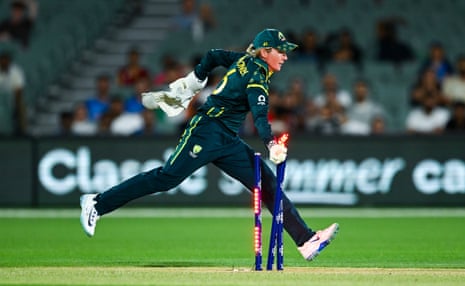 ऑस्ट्रेलिया की बेथ मूनी ने भारत की अमनजोत कौर को रन आउट किया