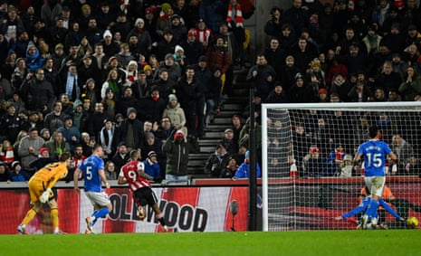 Brentford's Igor Thiago scores their first goal as Sunderland's keeper Robin Roefs and Daniel Ballard react.