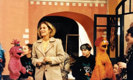 Premier jour de tournage d'Ulitsa Sezam dans le studio ORT TV de Moscou : la productrice exécutive, Natasha Lance Rogoff, avec les marionnettistes Elena Teschinskaya et Andrei Kuzichev avec leurs Muppets Businka et Kubik.