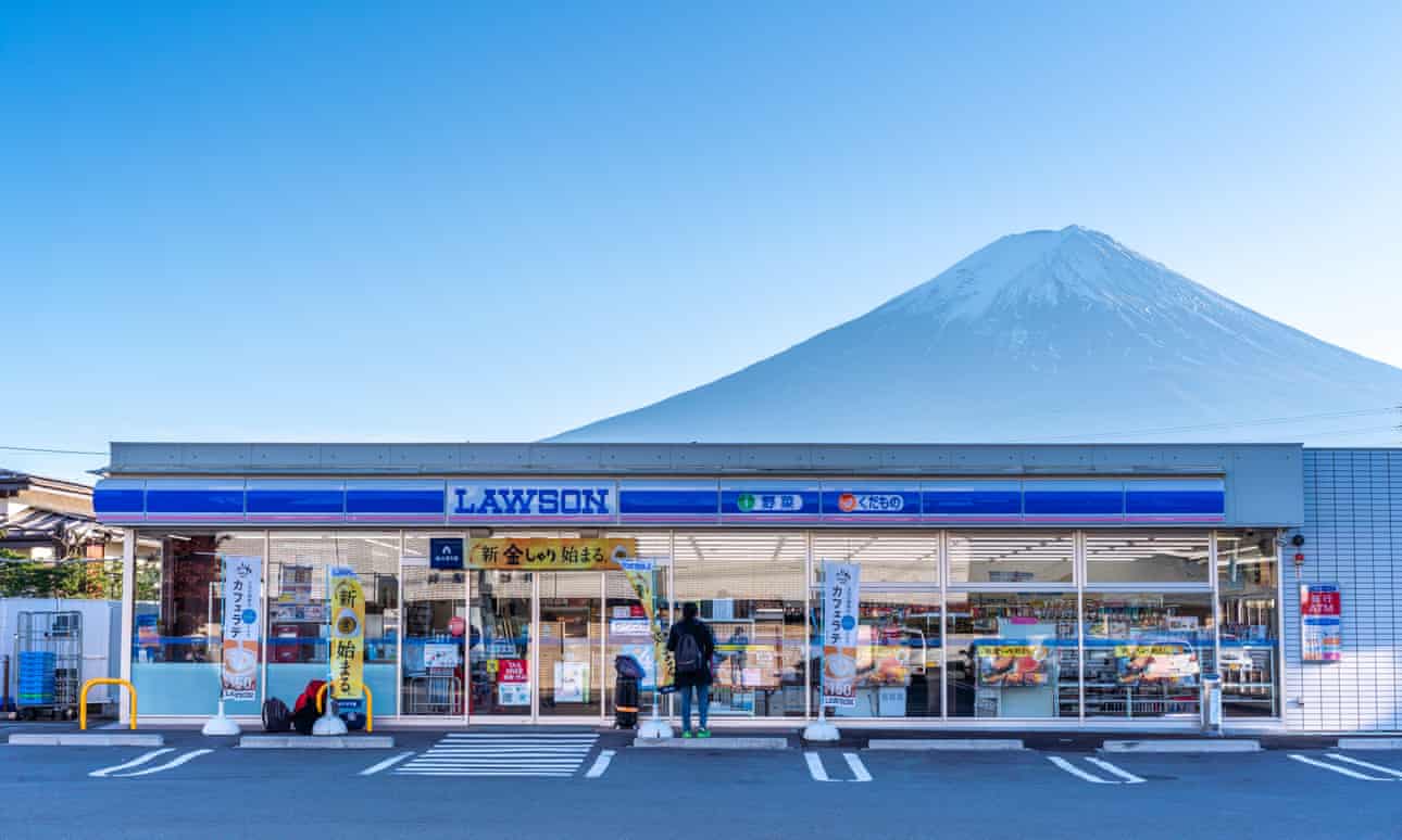 "La vista del Monte Fuji se verá bloqueada debido a la gran afluencia de turistas en un punto de fotografía popular"