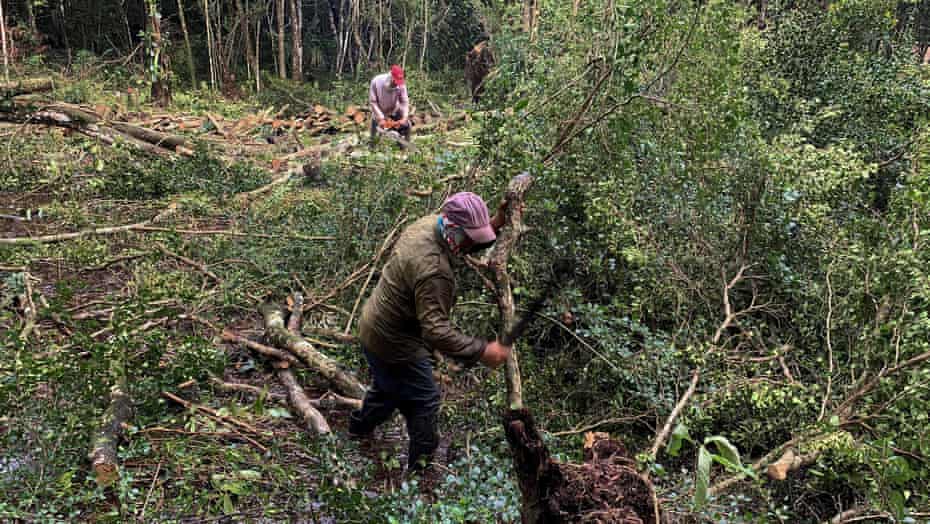 Efrain Diaz (back) and Yunaikis Hernandez (front) chop wood in San Agustin