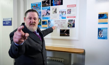 Johnny Vegas pointe du doigt la caméra en pointant du doigt un panneau disant