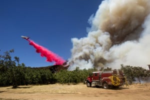 Um navio-tanque de ar cai retardante de fogo a um fogo de escova