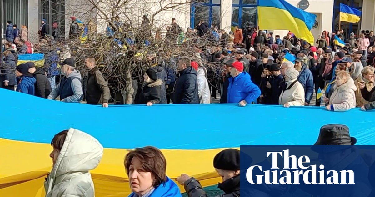 Russian soldiers release Ukraine town’s mayor and agree to leave after protests