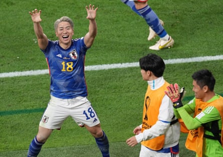 Takuma Asano de Japón celebra después de anotar en la victoria contra Alemania.