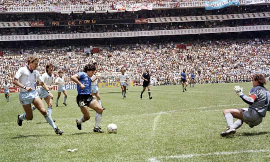 L'Argentin Diego Maradona dépasse le défenseur anglais Terry Butcher (à gauche) en route pour le gardien de but du dribble Peter Shilton et marque son deuxième but du match en quart de finale de la Coupe du monde 1986.  Le rapport de match de David Lacey était une masterclass à sa manière.