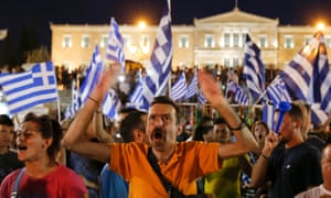 manifestantes anti-austeridad celebran frente al Parlamento griego en la plaza Syntagma, Atenas el 5 de julio el año 2015