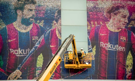 Lionel Messi's portrait is removed from the Camp Nou facade