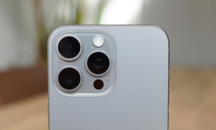 O conjunto de câmeras do iPhone 15 Pro Max.