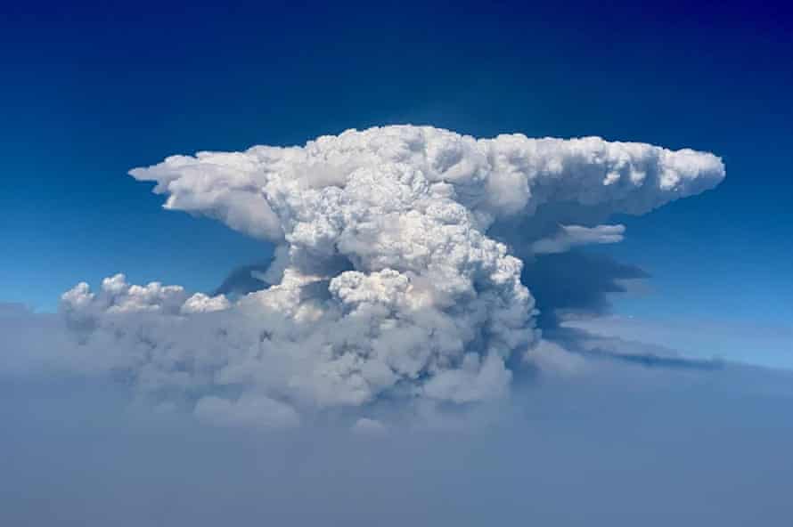 Una nube de pirocumulus, también conocida como nube de fuego, se ve sobre el Bootleg Fire en el sur de Oregon esta semana.