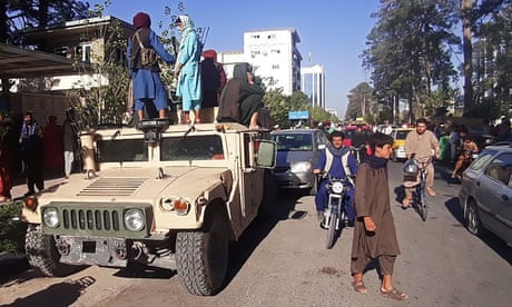 TheGuardian: Με τους Ταλιμπάν επιστρέφει και η Αλ-Κάϊντα- Τι θα είναι το Ισλαμικό Εμιράτο του Αφγανιστάν 4 Μαχητές των Ταλιμπάν στέκονται σε ένα όχημα στην άκρη του δρόμου στη Χεράτ, μετά την αποχώρηση των αφγανικών κυβερνητικών δυνάμεων από την πόλη.