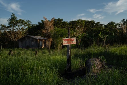 Property with for sale sign in Rorainópolis, southern Roraima