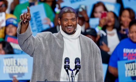 Usher fala em apoio a Kamala Harris durante um comício de campanha em Atlanta