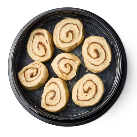 Felicity Cloake’s cinnamon rolls 09. 9 Roll up, slice, prove, Arrange the slices in the greased tin, evenly spaced spacing them out, with the smallest in the middle, then cover and leave to prove for about 30 minutes, until the dough springs back when prodded gently.