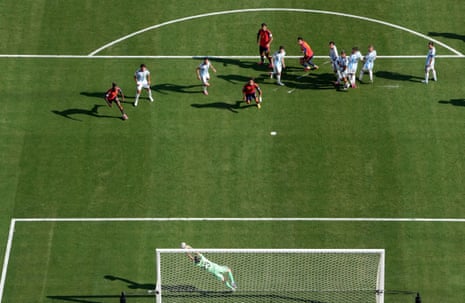 Emi Martinez saves Argentina again.