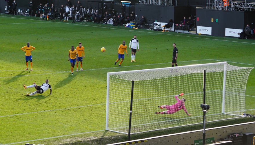 Ivan Cavaleiro of Fulham kicks his own foot as he skies a penalty against Everton at Craven Cottage.